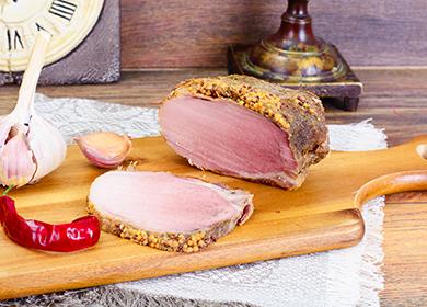 Un morceau de porc bouilli, une tête d'ail et une gousse de poivre