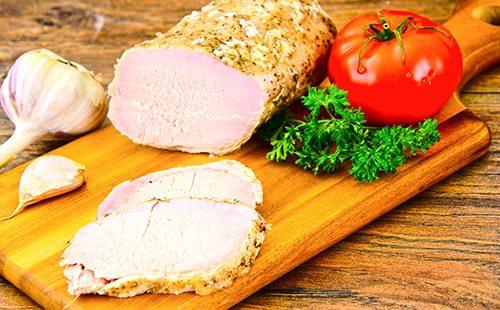 חזיר מבושל על הלוח ועגבנייה