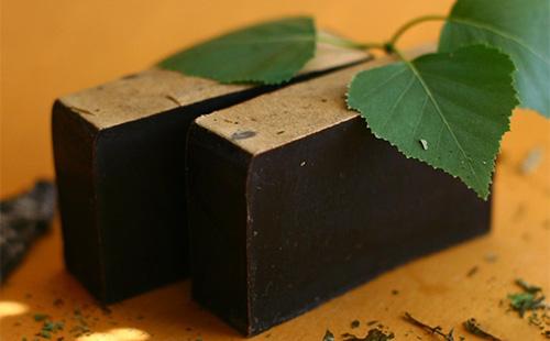 Dos piezas de alquitrán