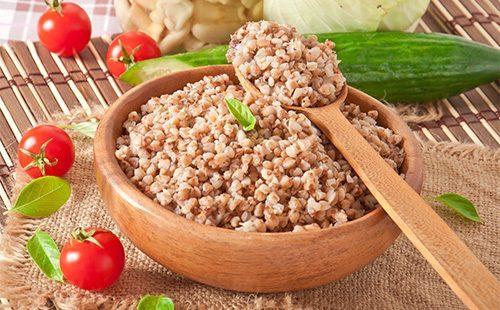 Terci de hrișcă într-un bol de lemn