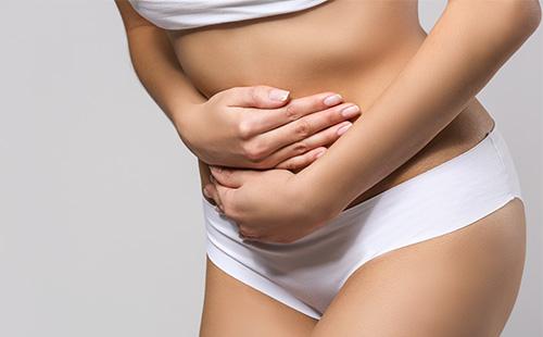 Douleur abdominale chez une femme