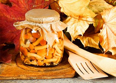 Ciuperci de miere murate într-un borcan