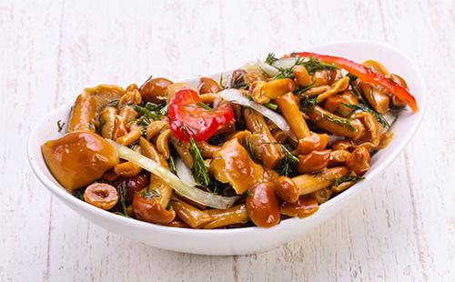 Nakládané houby v talíři