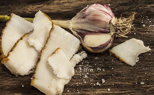 פרוסות שומן וראש שום