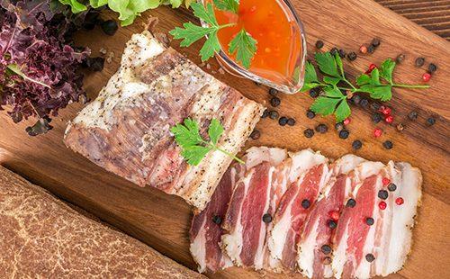 שומן עם עשבי תיבול על קרש חיתוך