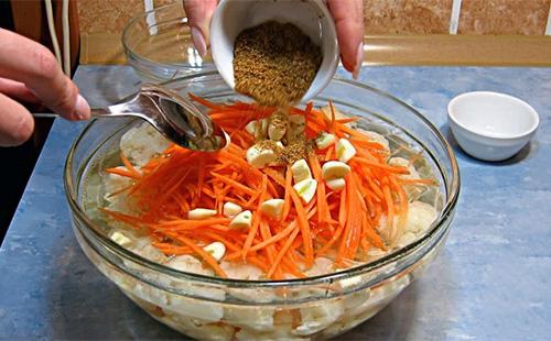 Rempah untuk kembang kol pedas untuk musim sejuk