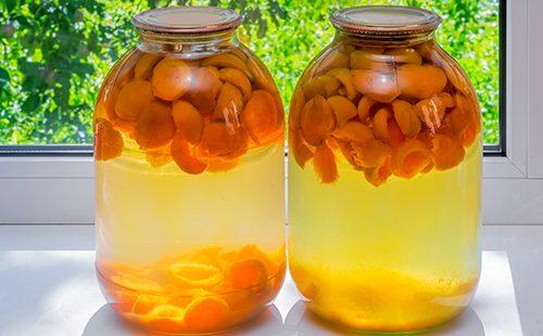 Duas latas com compota