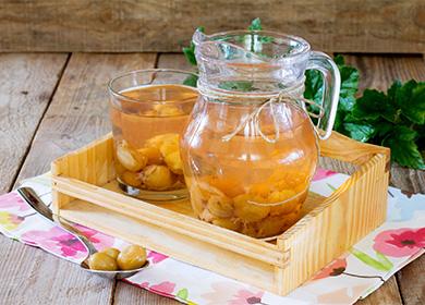 Compot de gooseberry într-un decanter