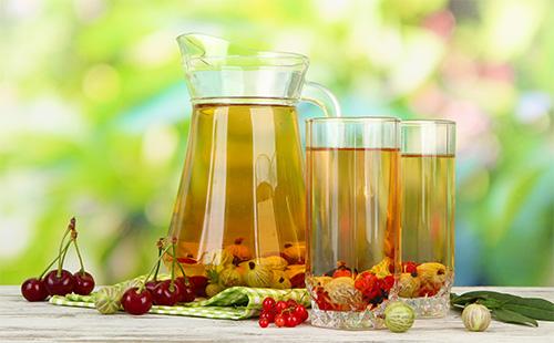 Compot de gooseberry pe masă