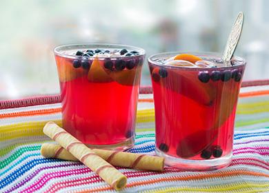 Sariwang apple compote recipe: kung paano mapanatili ang higit pang mga bitamina sa inumin at kung ano ang gagawin sa mga prutas na natitira sa garapon