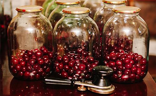 Cheie de etanșare pe fundalul conservelor de trei litri