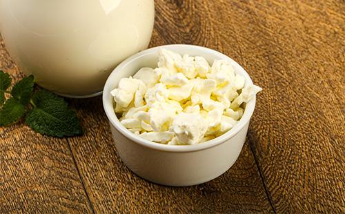 Brânză de vaci într-un castron