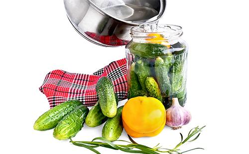 Der Prozess der Erhaltung der Gurken