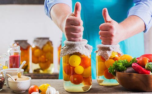 Gläser mit bunten Tomaten