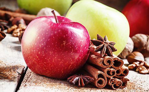 Äpfel und Zimtstangen