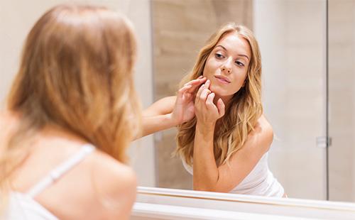 Fille regarde son menton