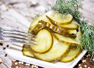 Castraveți murati într-o farfurie