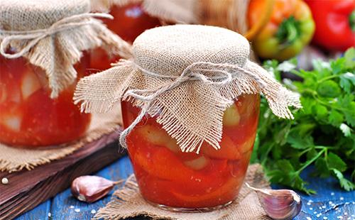 Konserverade paprika i en burk