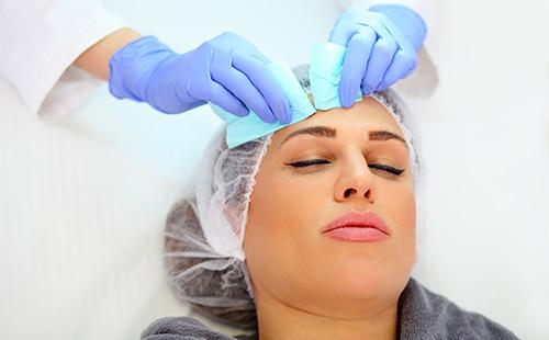 Peau de front de nettoyage