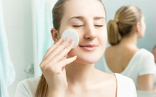 Fille essuie son visage