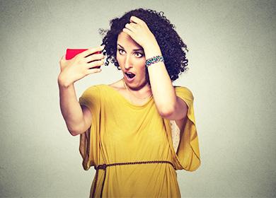 Erstaunte Frau im gelben Kleid