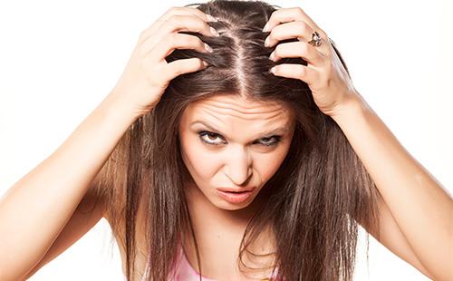 Frau untersucht ihren Kopf