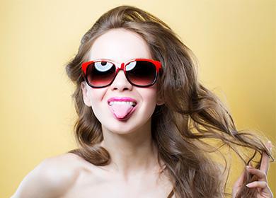 Fille montre la langue