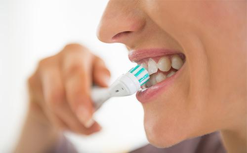 Femme se brosser les dents