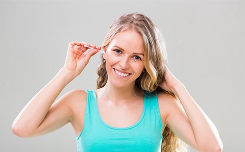 Fille nettoie l'oreille