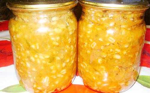 Recharge pour cornichon pour l'hiver dans les banques