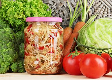 Salată de legume într-un borcan