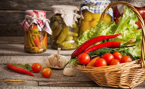 Legume într-un coș și în borcane