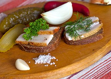 Sandwich-uri cu slănină și castraveți