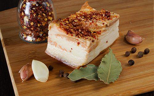 Um pedaço de banha de porco com especiarias