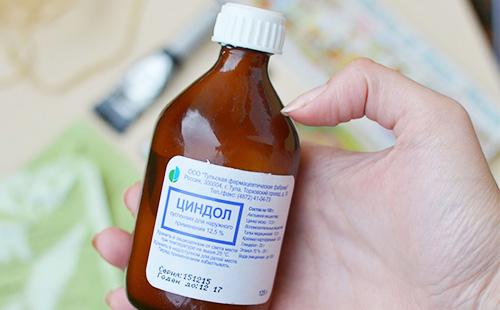 Zindola bouteille à la main