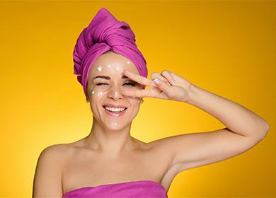 Femme avec crème pour le visage