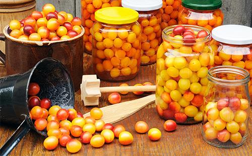 Prună galbenă de vișine pe masă