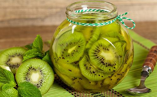 Dulceata de kiwi în borcan