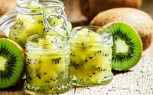 Dulceata de kiwi în borcane