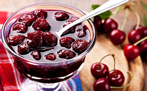 ריבת דובדבן בקערה