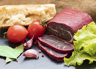 Carne vindecată cu pâine, roșii și usturoi