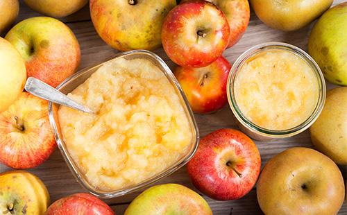 Ang mansanas sa isang mangkok sa isang mesa