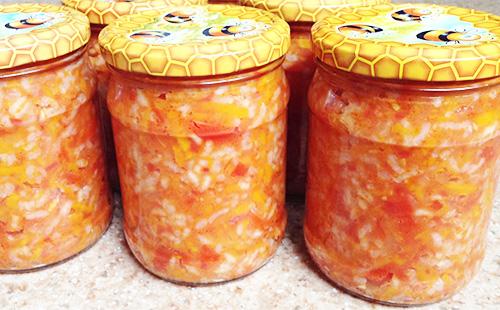 Reis- und Gemüsesalat in Gläsern