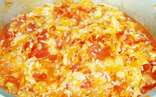 Reis mit Gemüse in einer Pfanne