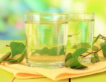 Jugo de abedul en vasos