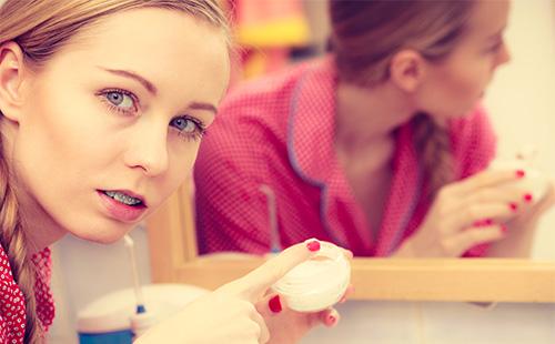 Fille frottis crème pour le visage