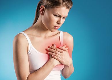 Pige holder sit bryst