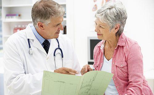 Le médecin conseille le patient