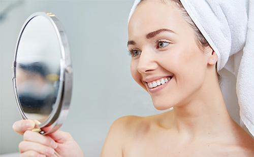 Niña se mira en el espejo