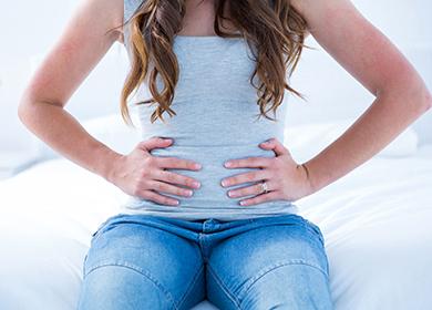 La niña está preocupada por su estómago.